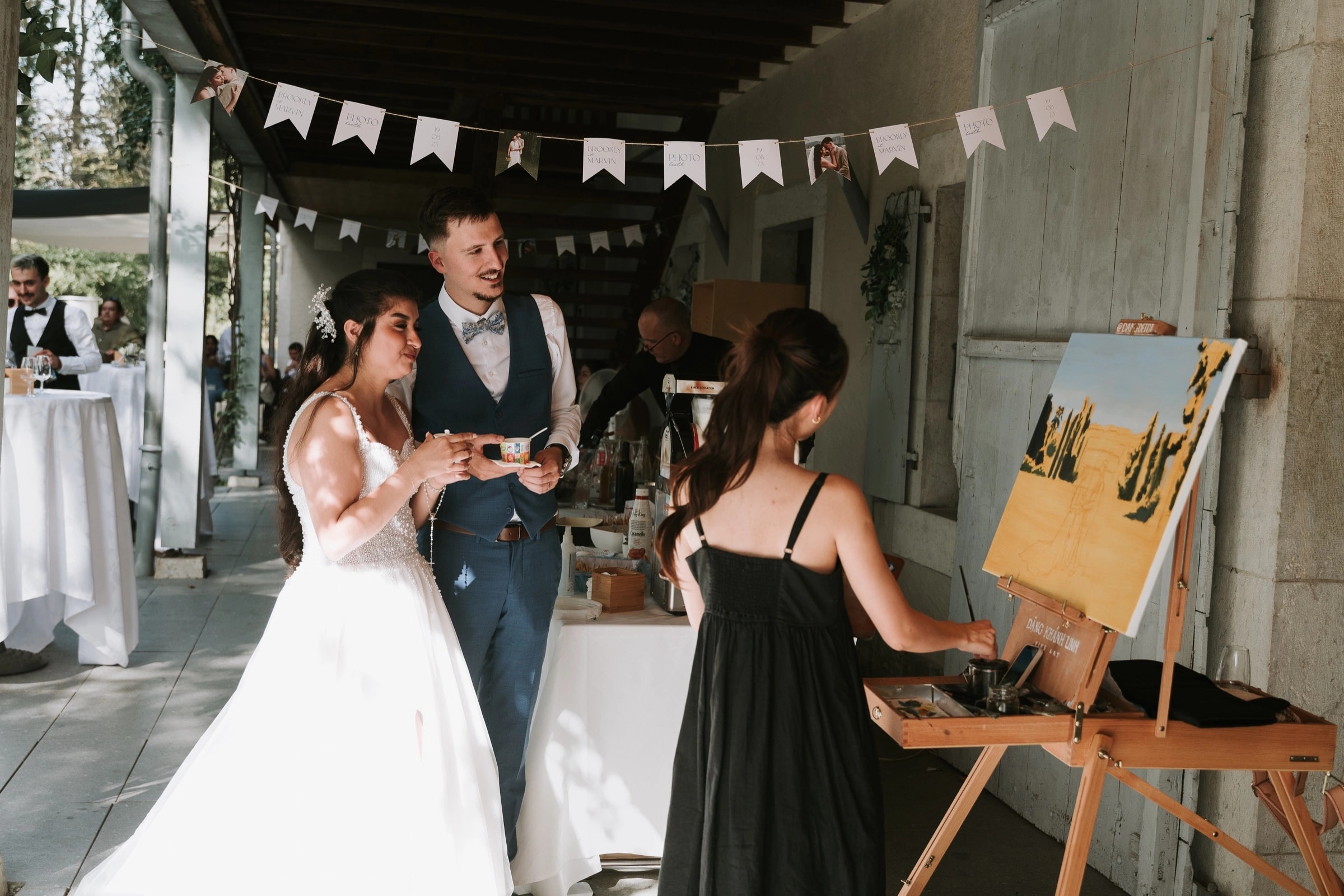 Gli sposi scoprono il dipinto a sorpresa dei loro primi momenti da sposati
