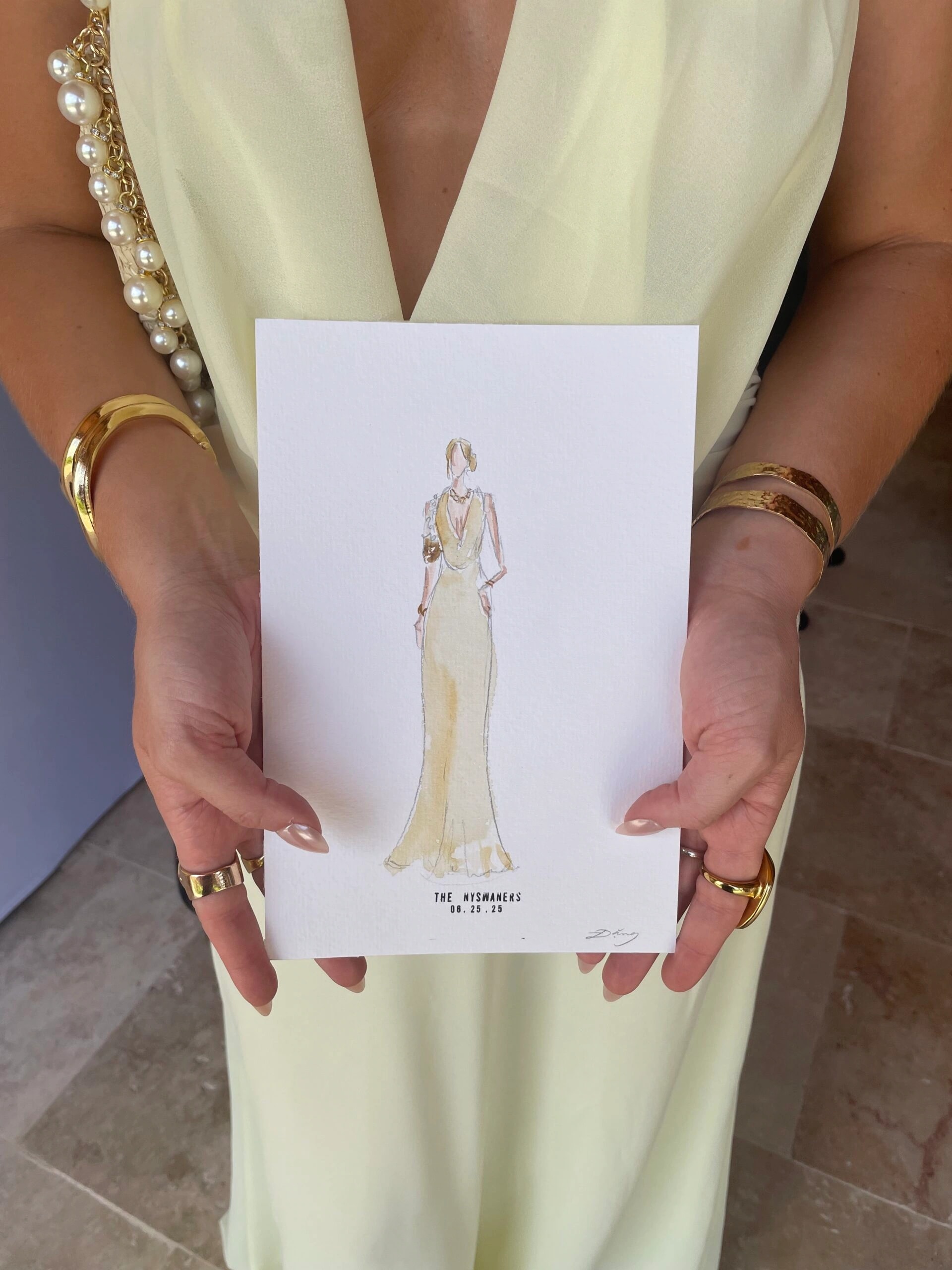 Gast im gelben Kleid mit ihrem live gemalten Aquarell-Porträt, Château de Garde, Frankreich.