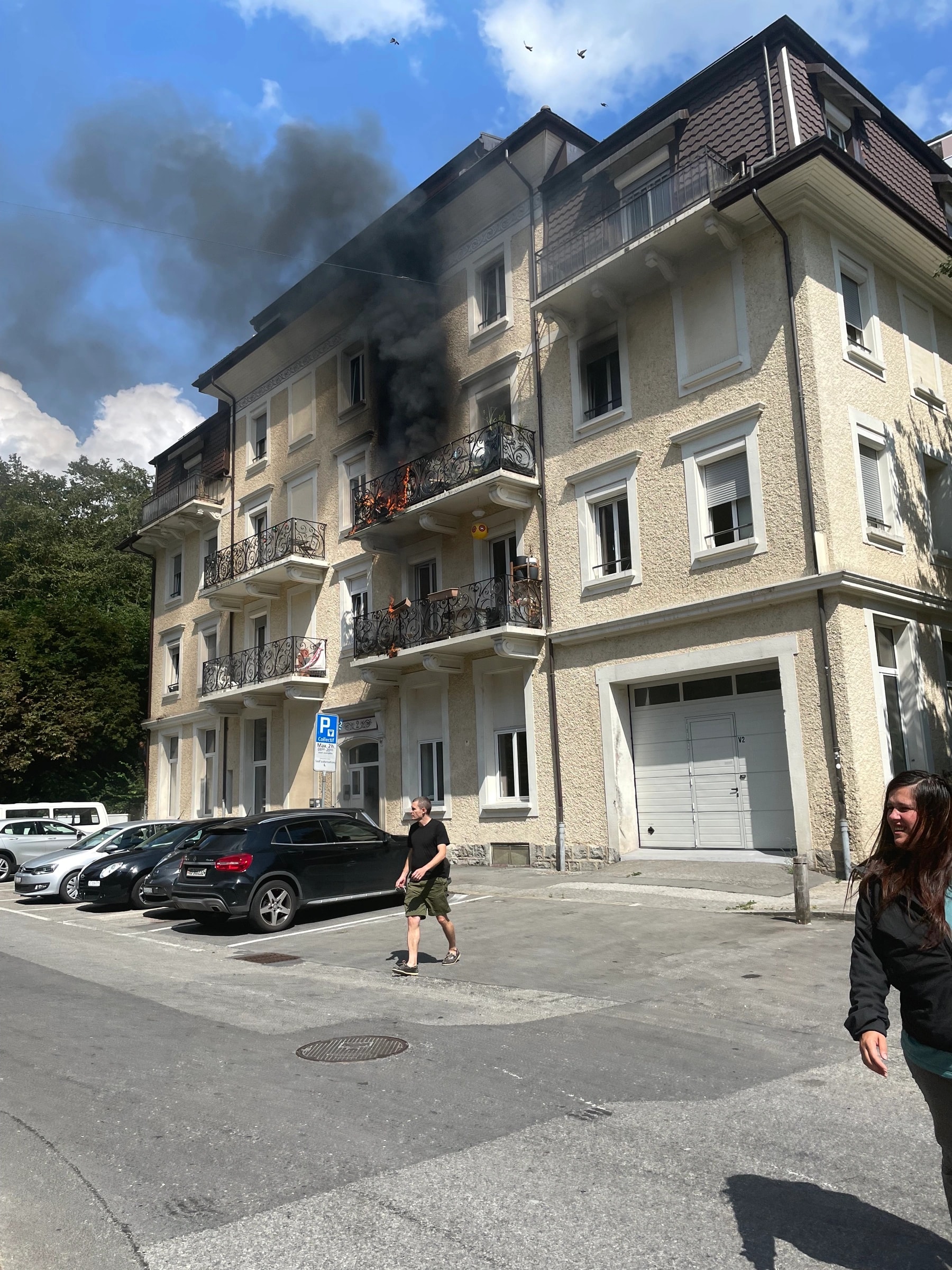 Rauch steigt aus einem Wohnhaus auf, am Tag vor einer Live-Hochzeitsmalerei in der Schweiz