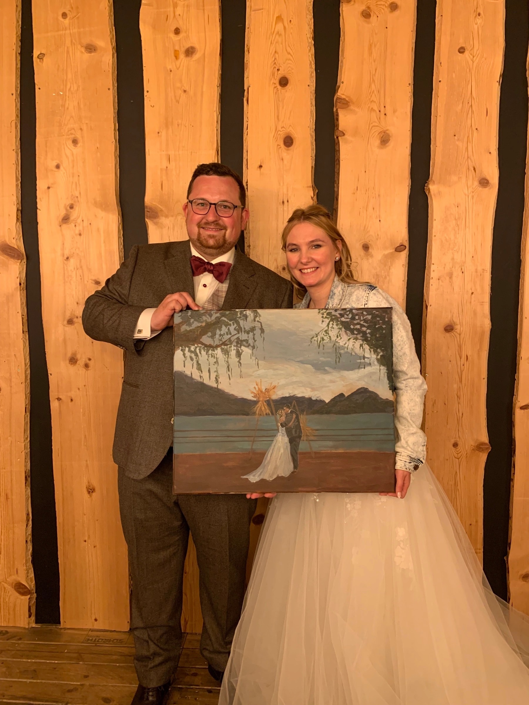 Das frisch vermählte Paar mit ihrem Live-Wedding-Painting Überraschungsgeschenk in der Sagibeiz.
