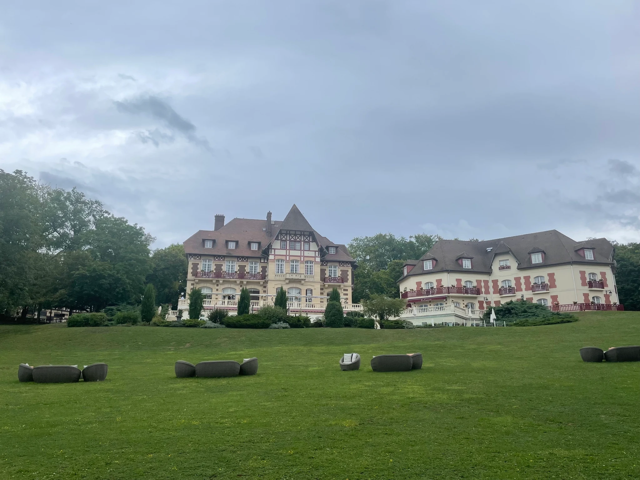 Reference photo of Château de la Tour in Gouvieux, used for the live wedding painting