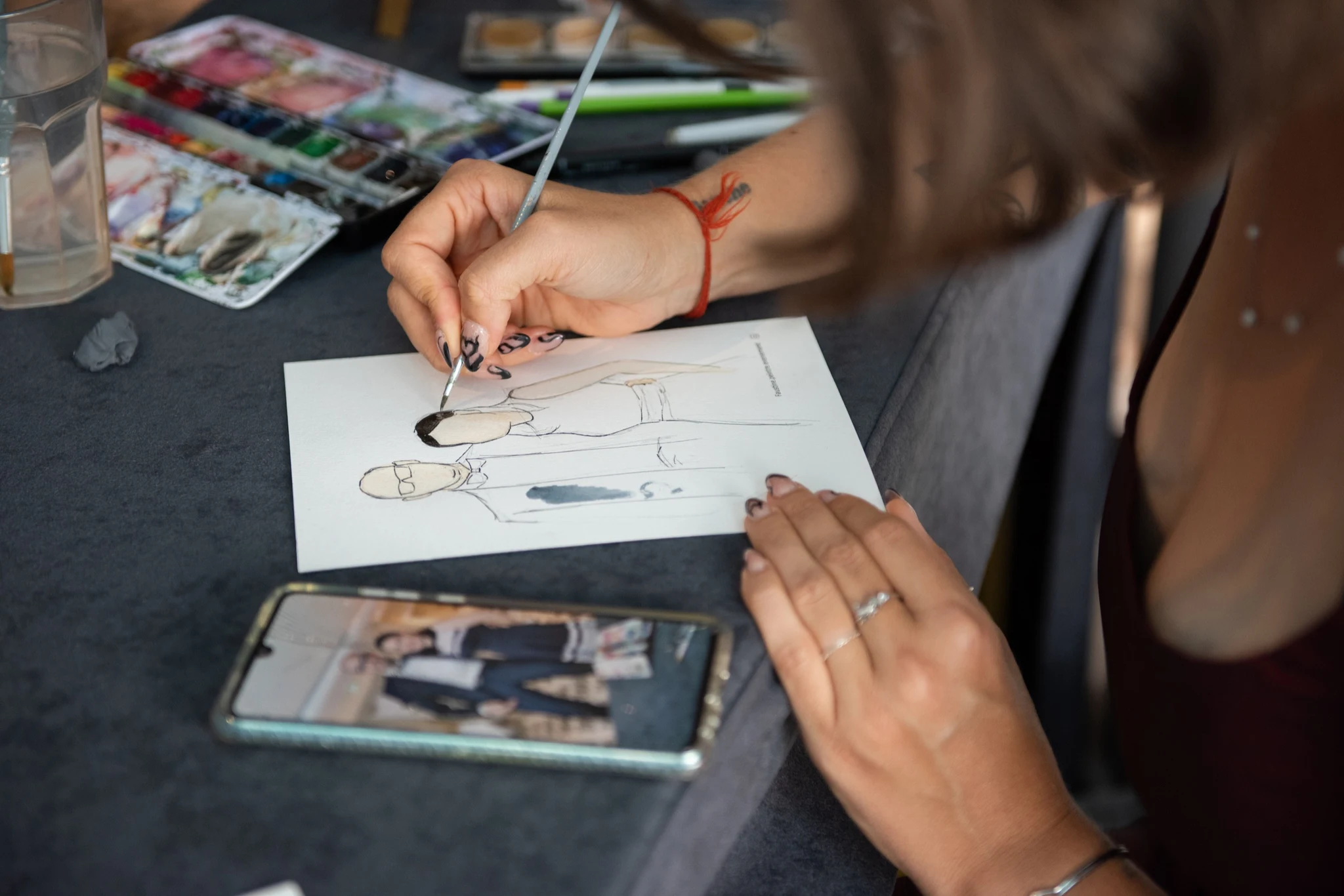 Watercolour guest portrait being painted by an event illustrator at a wedding in Gouvieux. Photography by GC Photographie.
