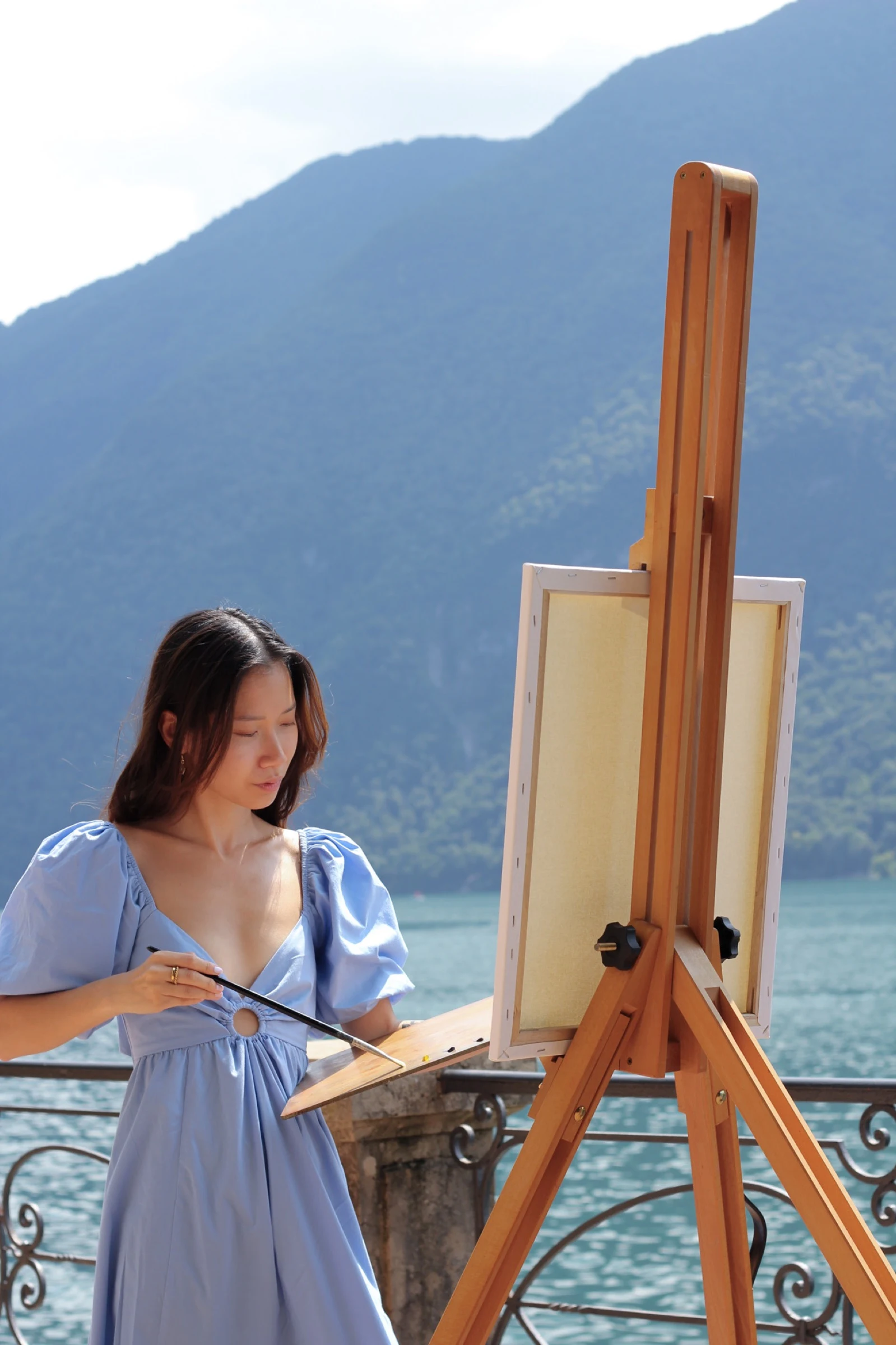 Linh, live wedding painter based in Lausanne, painting outdoors