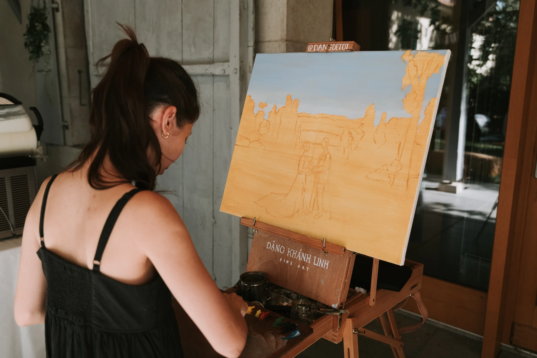 Linh setting up her easel and canvas at Ferme du Lignon in Geneva before the couple arrives