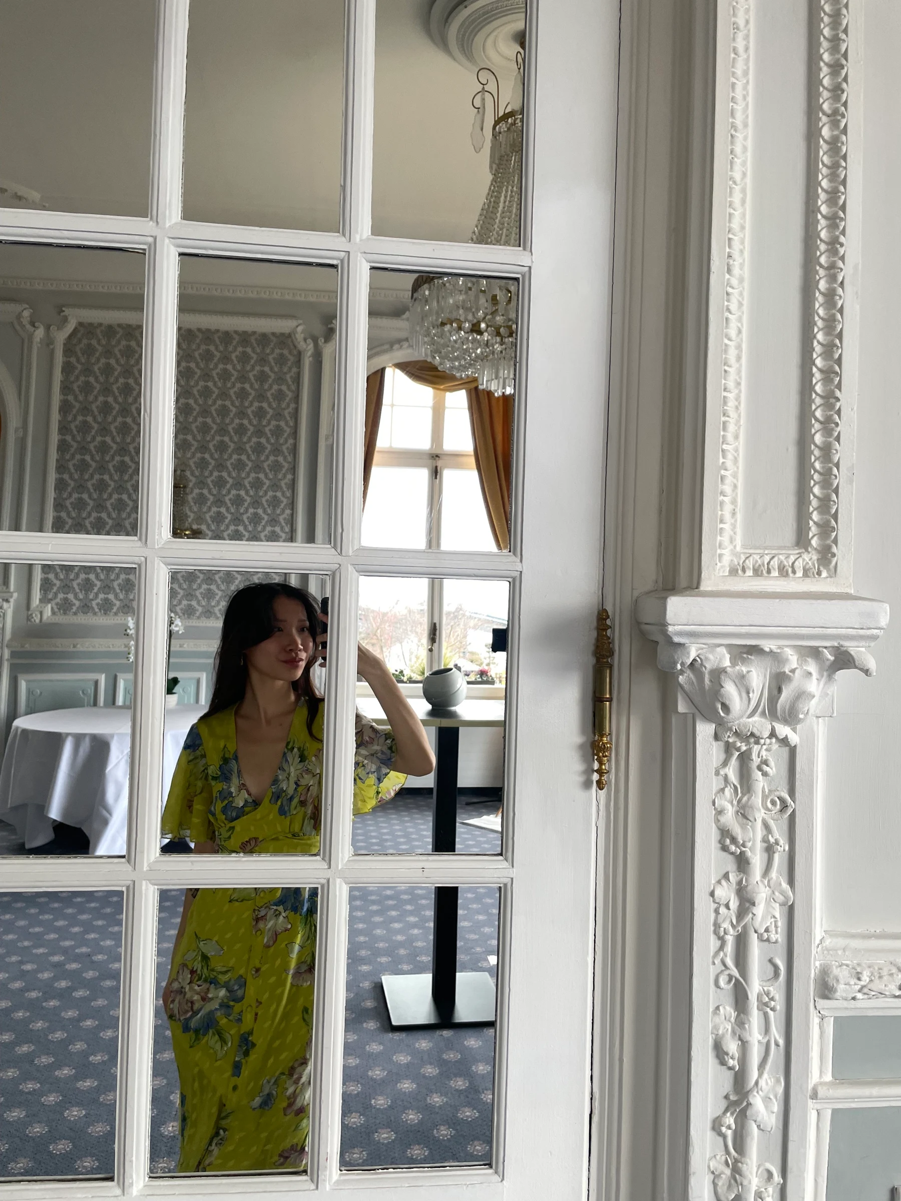 Live wedding painter taking a mirror selfie in the salon at Le Mirador