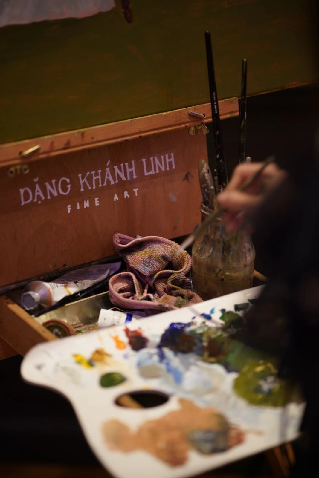Oil paint palette and brushes of a live wedding painter during a wedding in Gouvieux. Photography by @pichou_.