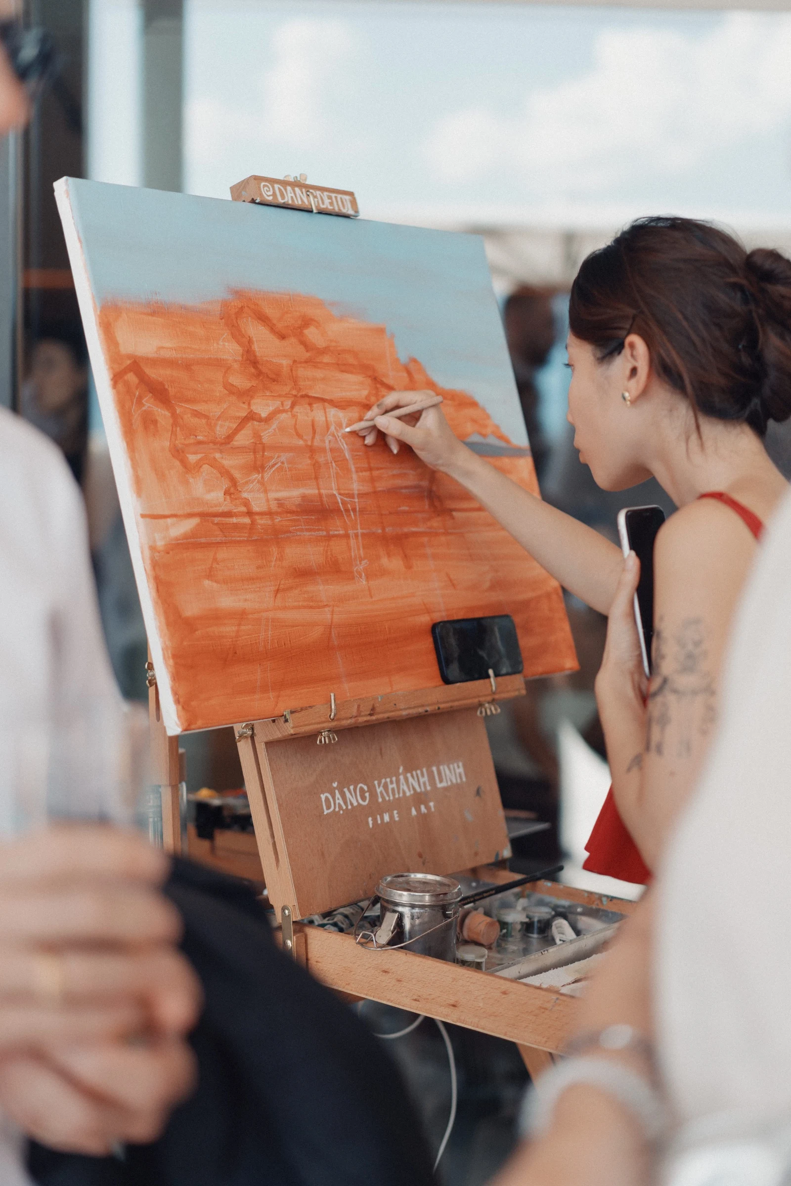 Khanh Linh Dang sketching the first lines of the couple on canvas at Hôtel Préalpina.