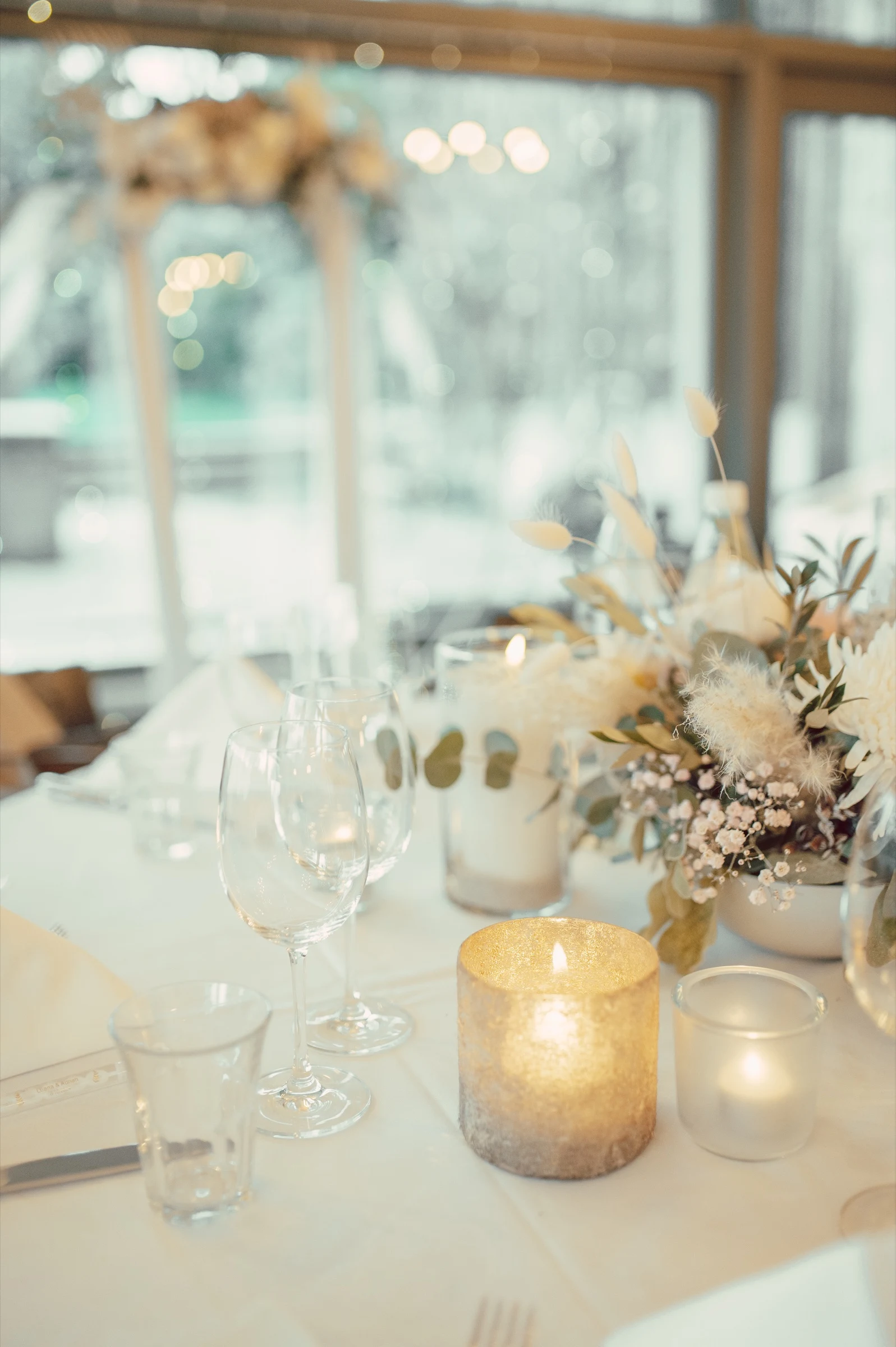Wedding table with candles, glasses and dried flowers at Moschti Stäfa. Photography by Geraldine Rhyner Fotografie.